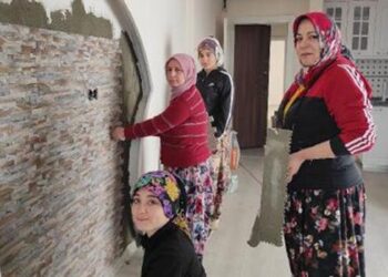 4 kadın inşaatlarda çalışıp, seramik kaplıyor