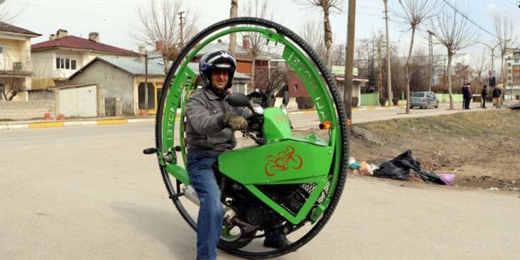 Atık malzemelerden yaptı, görenleri şaşırttı