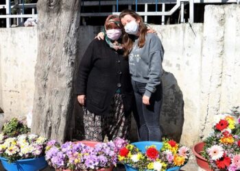 Mezarlıkta çiçek satarak kızını Oxford Üniversitesi’nde okutuyor