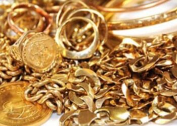 Amasya’da bir kadın sokakta bulduğu altın dolu keseyi sahibine teslim etti