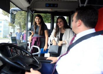 Samsun’da otobüs şoförü yolcularını “hoş geldiniz” diyerek karşılıyor