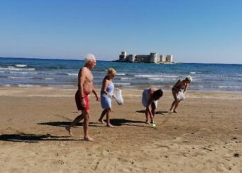 Güzel havayı fırsat bilen turistler plajı temizledi