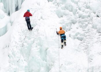 Erzurum’da dağcılar donmuş şelalelere tırmandı