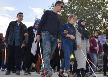 Üniversite öğrencileri gözlerine bandaj takıp empati yürüyüşü yaptı