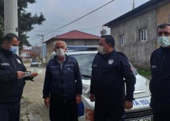 Zabıtalar, pazarda buldukları parayı sahibine teslim etti