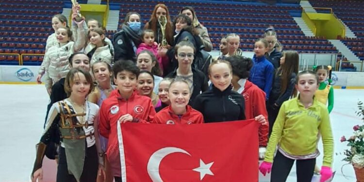 Sofya’daki Artistik Buz Pateni Yarışması’na “Türkiye” damgası