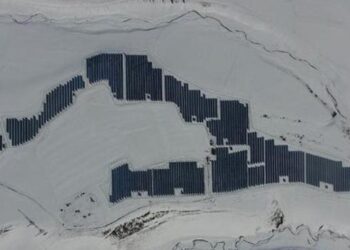 Karla kaplı araziye güneş enerji sistemi kuruldu
