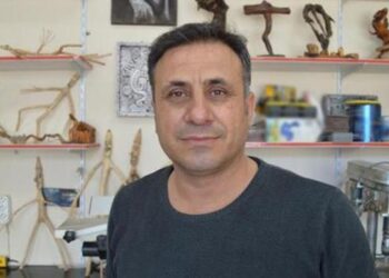 Topladığı ağaç köklerini sanat eserine dönüştürüyor