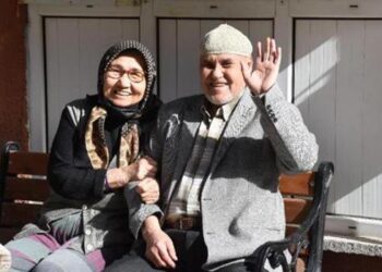 Felç geçiren eşi için sokağı çiçek bahçesine çevirdi