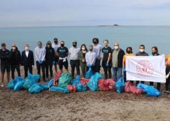 Alanya’da kamp yapan ABD’li bisikletlilerden sahil temizliği