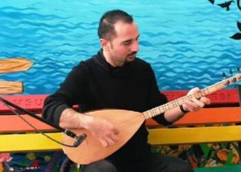 Samsun’da 16 öğretmen, öğrenciler için türkü söyledi