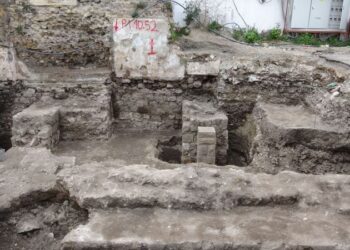 Otopark kazısında, Roma ve Bizans dönemlerine ait duvar kalıntıları bulundu