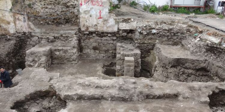 Otopark kazısında, Roma ve Bizans dönemlerine ait duvar kalıntıları bulundu