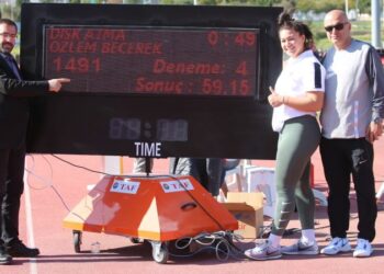 Milli atlet Özlem Becerek rekorunu geliştirdi