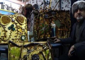 Atıkları sanat eserine dönüştürüp, evinde sergiliyor