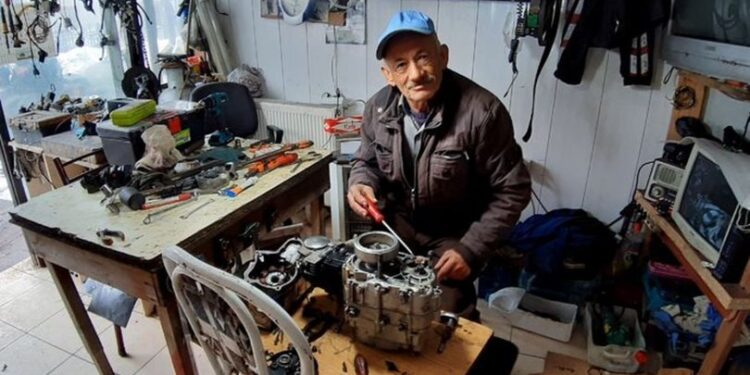 Üç tekerlekli bisiklete taktı… İlgi gördü