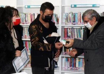 Çanakkale’de 18 günlük bebek kütüphaneye üye oldu