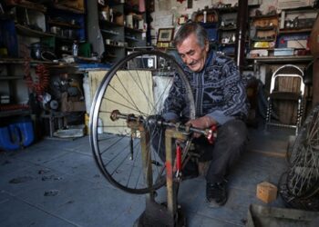 Bisiklet tamircisi çocukların mutluluğunu paraya değişmiyor