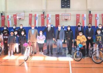 Esenyurt’ta Emniyet Müdürü Aktaş’ın katılımıyla çocuklara bisiklet dağıtıldı