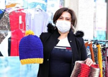 Kadınlar, yurtta kalan çocuklar için yüzlerce yelek ve patik ördü