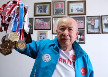 72 yaşındaki emekli astsubay atletizmde Türkiye rekorları kırıyor