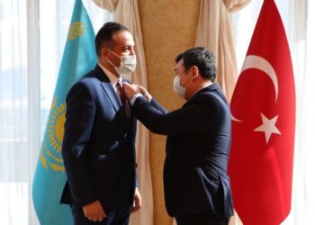 Habertürk yazarı Zorlu’ya Türk Akademisi’nden madalya