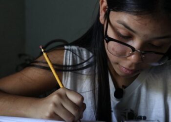 Covid: 16 yaşındaki Valeria, okula gidemeyen çocukları eğitmek için evini sınıfa çevirdi