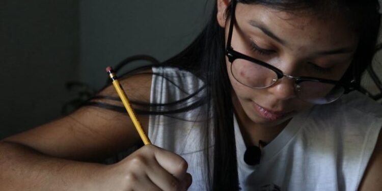 Covid: 16 yaşındaki Valeria, okula gidemeyen çocukları eğitmek için evini sınıfa çevirdi