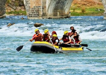 Muş’ta öğrencilerin rafting ve kano heyecanı
