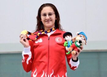 Beril Böcekler, A barajını geçti