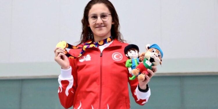 Beril Böcekler, A barajını geçti