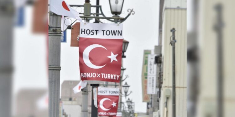 Japonya’nın Honjo şehri Türk bayraklarıyla süslendi