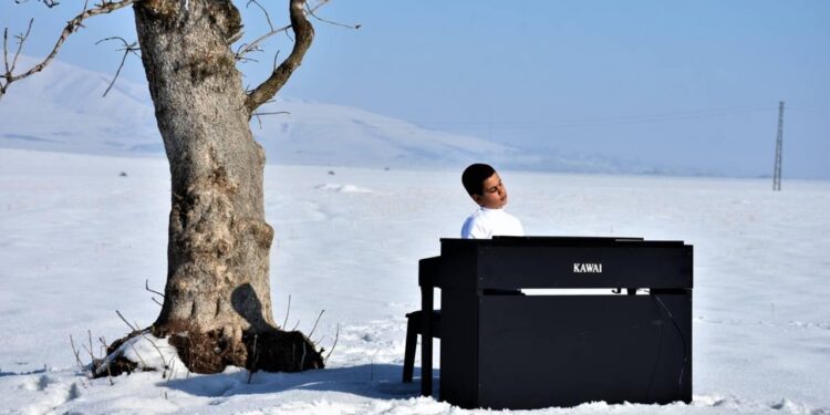 Kusursuz kulak Bager, Muş Ovası’nda piyano çaldı