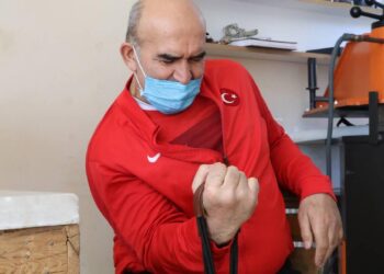 Milli güreşçi “Demir Bilek” hem mesleğini hem antrenmanını yapıyor