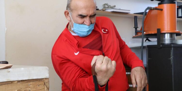 Milli güreşçi “Demir Bilek” hem mesleğini hem antrenmanını yapıyor