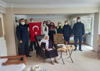 Mahide Nine Mehmetçik için atkı ördü