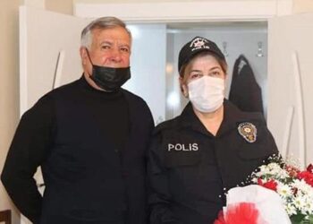 Eşinin çocukluk hayalini Sevgililer Günü’nde gerçekleştirdi; 65 yaşında polis kıyafeti giydi