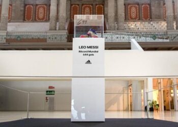 Rekor kıran kramponlarını bağışladı!