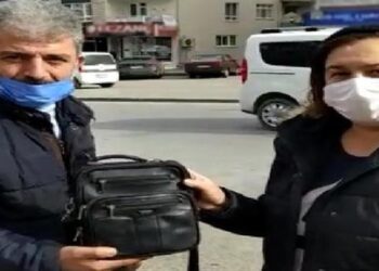 Dolmuşta unutulan 10 bin lirayı sahibine teslim etti