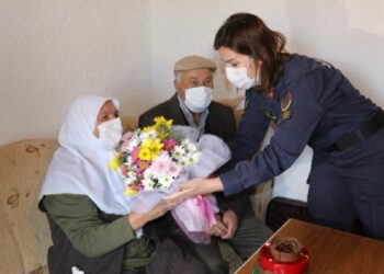 Jandarma’dan 50. evlilik yıldönümünü kutlayan çifte sürpriz