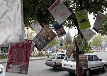 Kitap ve Kültür Fuarı için Kahramanmaraş’ta ağaçlara 10 bin kitap asıldı