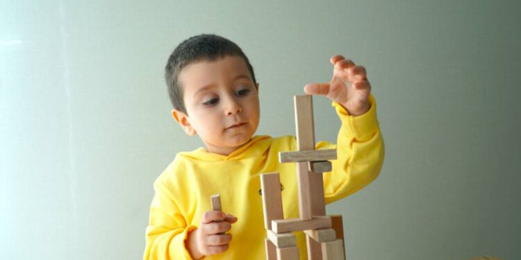 AÇEV evlere oyun kutuları gönderiyor