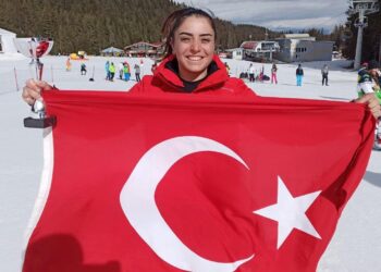 Milli kayakçı Sıla Kara bronz madalya kazandı