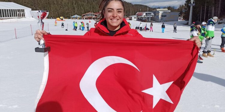 Milli kayakçı Sıla Kara bronz madalya kazandı