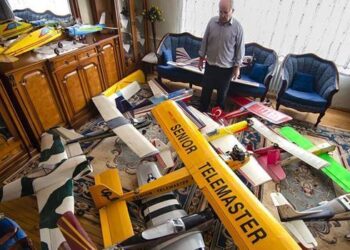 Model uçak tutkusu nedeniyle evinin bir odasını atölyeye dönüştürdü