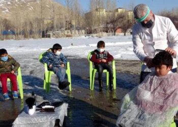 Muhtar yüz yüze eğitim öncesi, evleri dolaşıp çocukları tıraş ettirdi