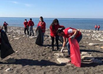 150 gönüllü genç sahili çöplerden temizledi