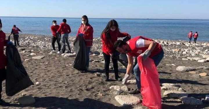 150 gönüllü genç sahili çöplerden temizledi