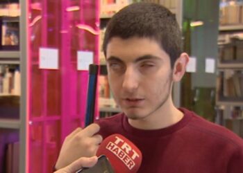 Arapça ders kitabını Braille alfabesine çevirdi