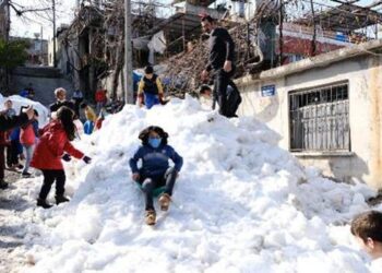 Belediye kamyonlarla kar getirdi, hem çocuklar hem yetişkinler eğlendi